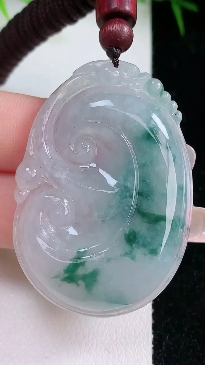 天然A货翡翠飘花如意吊坠，尺寸48.7-33.7-5.8，重量:20.44g
1月26日