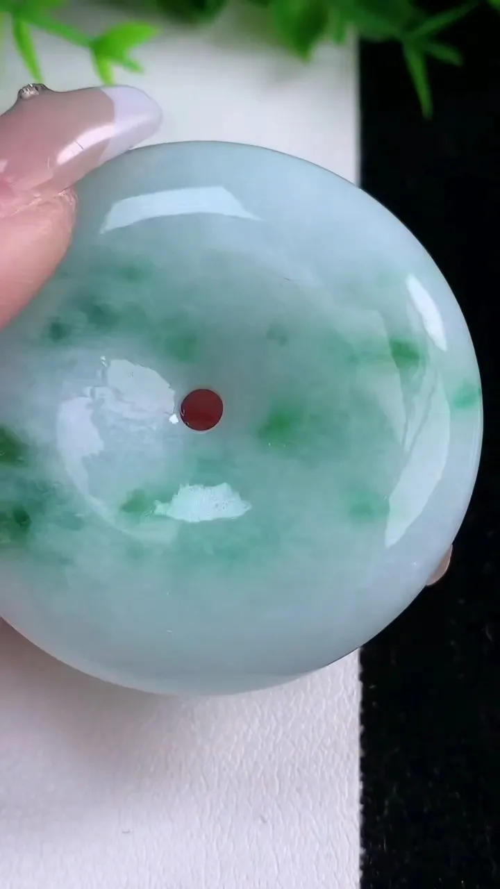 天然A货翡翠平安扣吊坠，尺寸48.4-11.2，重量:56.90g
1月26日