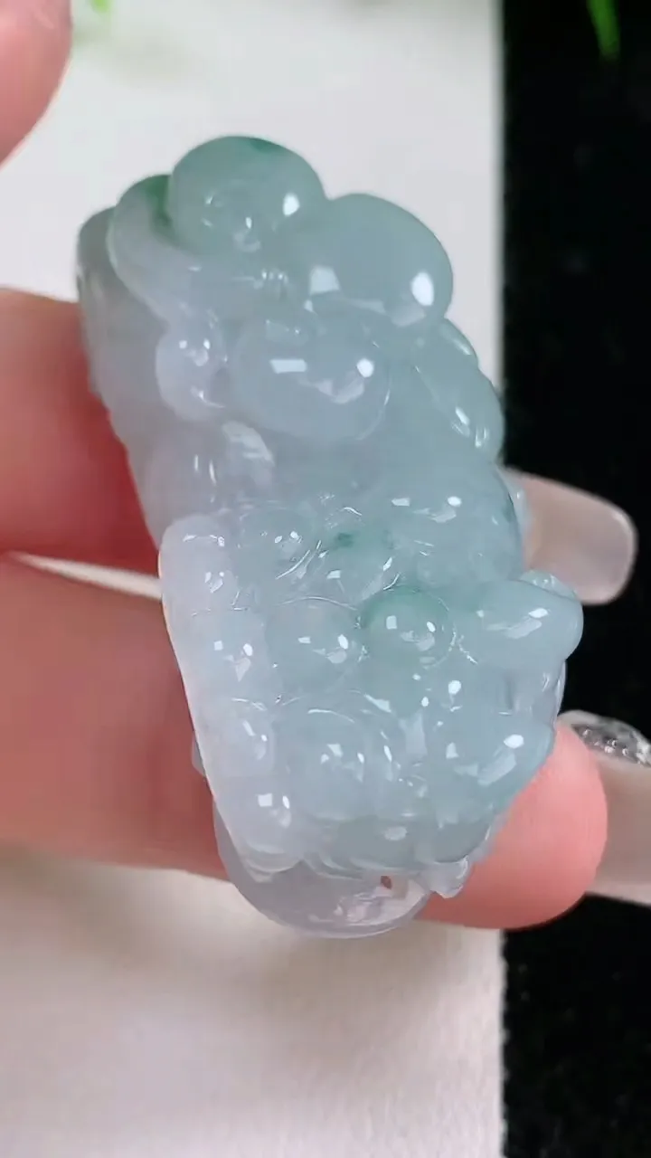 天然A货翡翠飘花霸王貔貅吊坠，尺寸44-27-12.7，重量:25.04g
1月26日