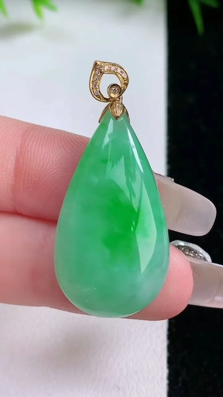 天然A货翡翠水滴吊坠，尺寸29-17.7-5.3，重量:6.14g
1月26日