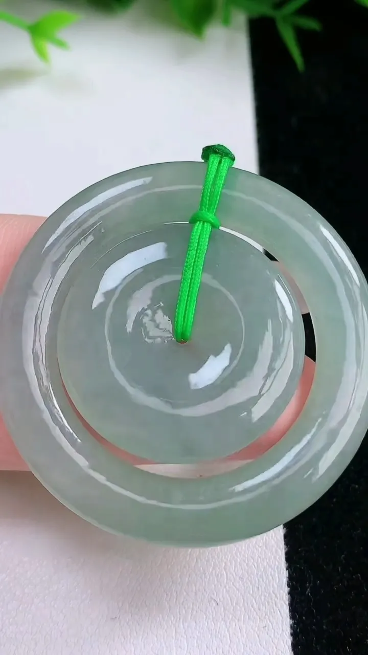 天然A货翡翠母子平安扣吊坠，尺寸44.6-5，重量:20.53g
1月26日