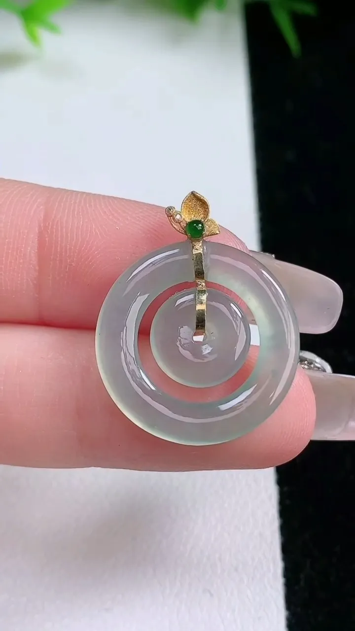 天然A货翡翠母子平安扣吊坠，尺寸20.3-2，重量:1.94g
1月26日