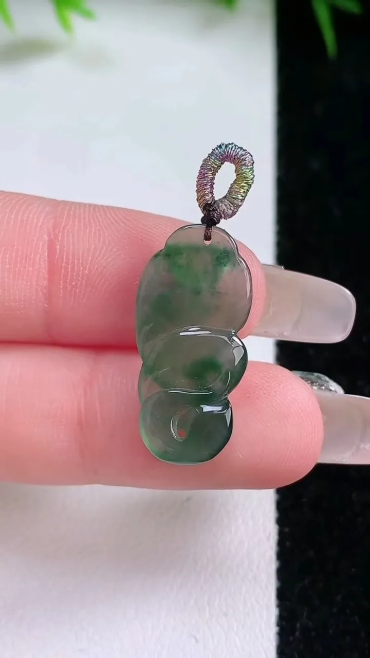 天然A货翡翠生肖蛇吊坠，尺寸21.6-11.4，重量:1.69g
1月26日