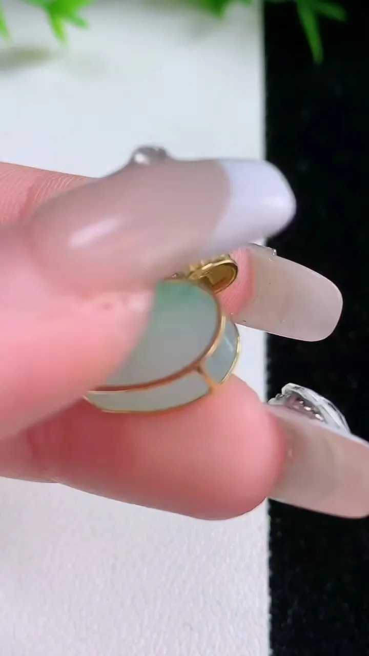 天然A货翡翠爱心吊坠，尺寸13.4-17-4.2，重量:2.80g
1月26日