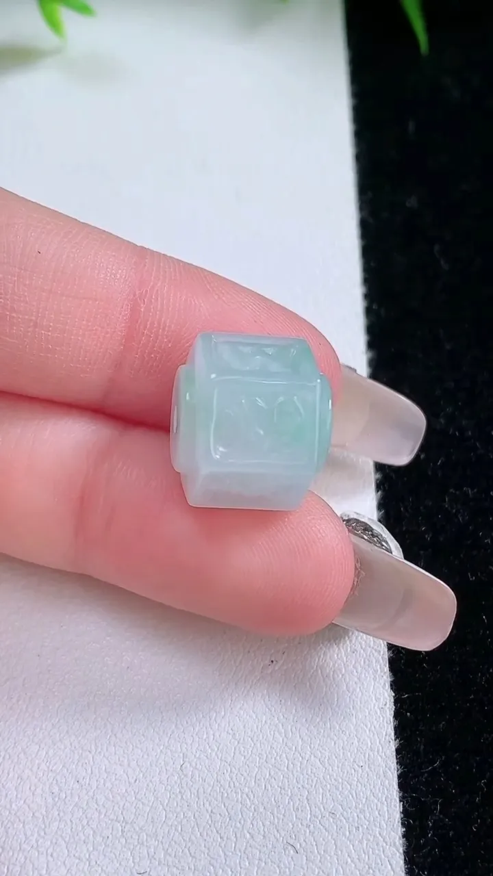 天然A货翡翠六字真言 路路通吊坠，尺寸12.5-12.3，重量:5.17g
1月26日