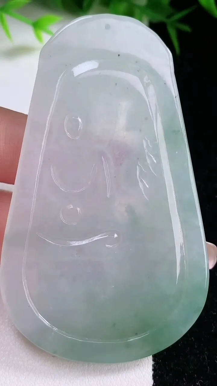 天然A货翡翠祥龙大日如来吊坠，尺寸74-43.8-4.6，重量:30.00g
1月26日