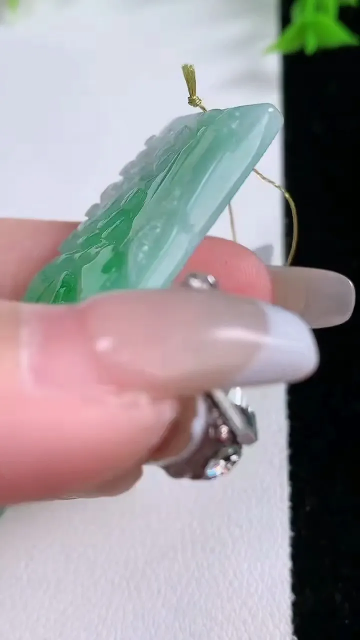 天然A货翡翠山水牌吊坠，尺寸52.8-30.4-4，重量:18.33g
1月26日