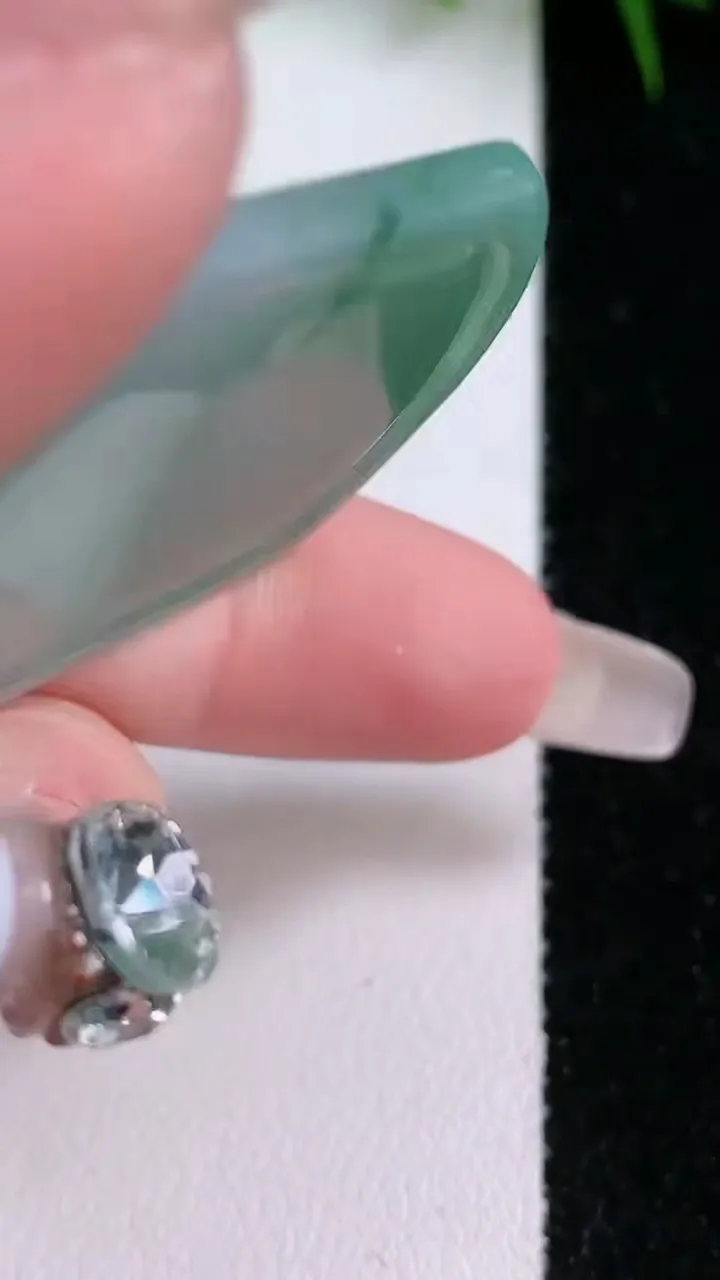 天然A货翡翠生肖鸡吊坠，尺寸38.4-33.6-4.5，重量:11.21g
1月26日