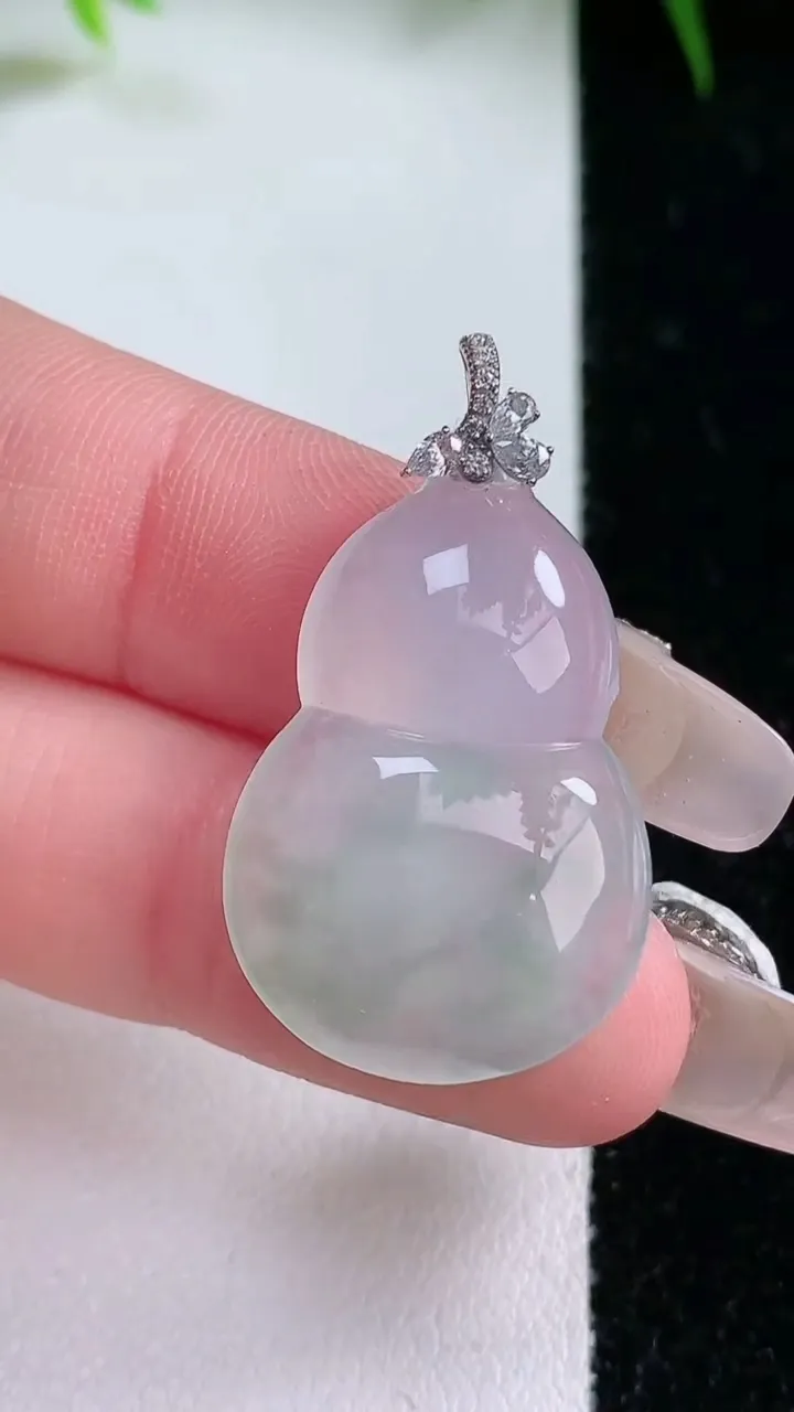 天然A货翡翠葫芦吊坠，尺寸25.3-18.6-5.6，重量:5.05g
1月26日