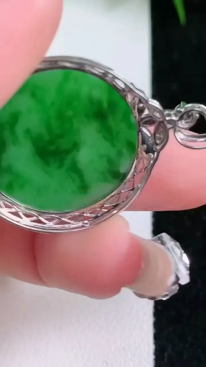 天然A货翡翠无事牌吊坠，尺寸36.5-27-4，裸石23.4重量:3.70g
1月26日