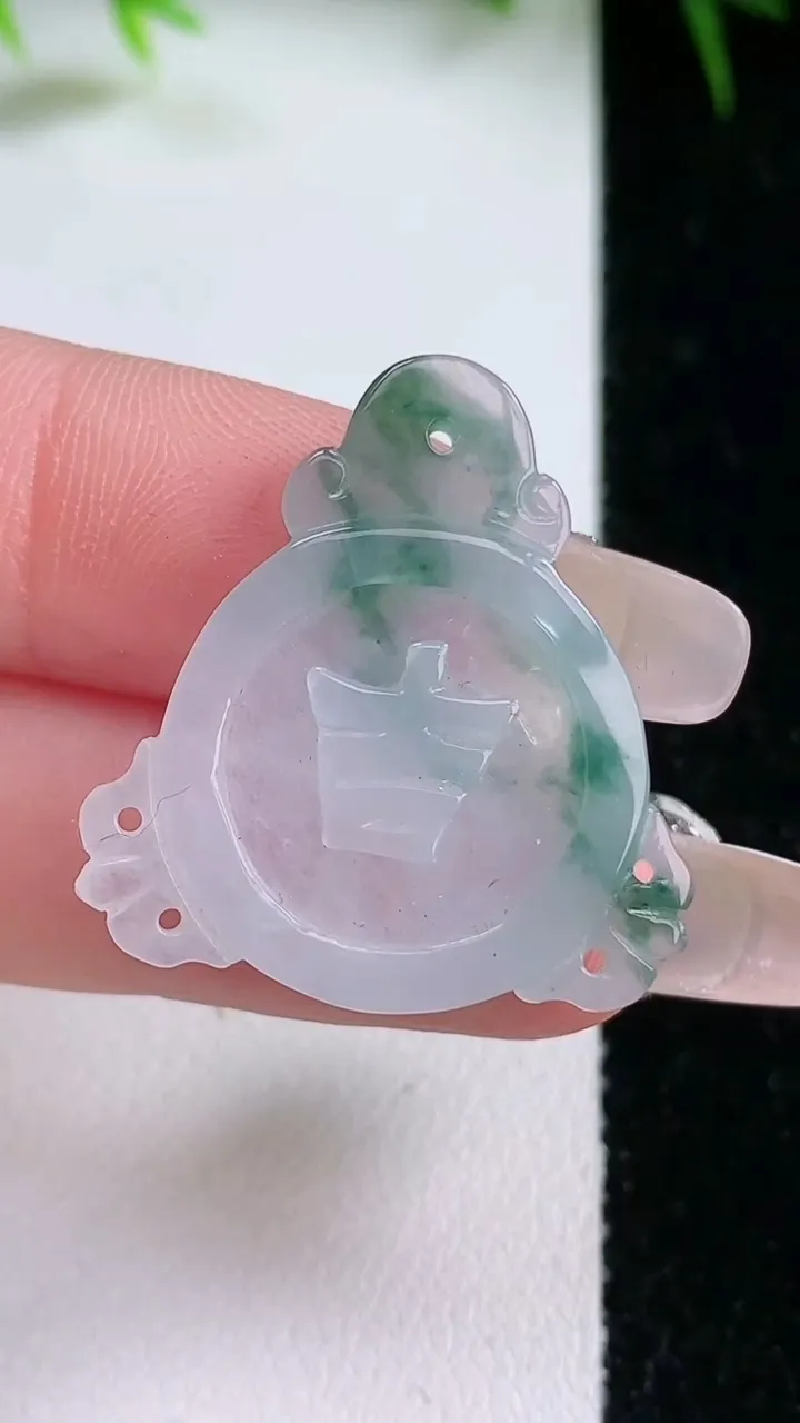 天然A货翡翠飘花吉祥如意吊坠，尺寸28-26.5-3.5，重量:3.90g
1月26日