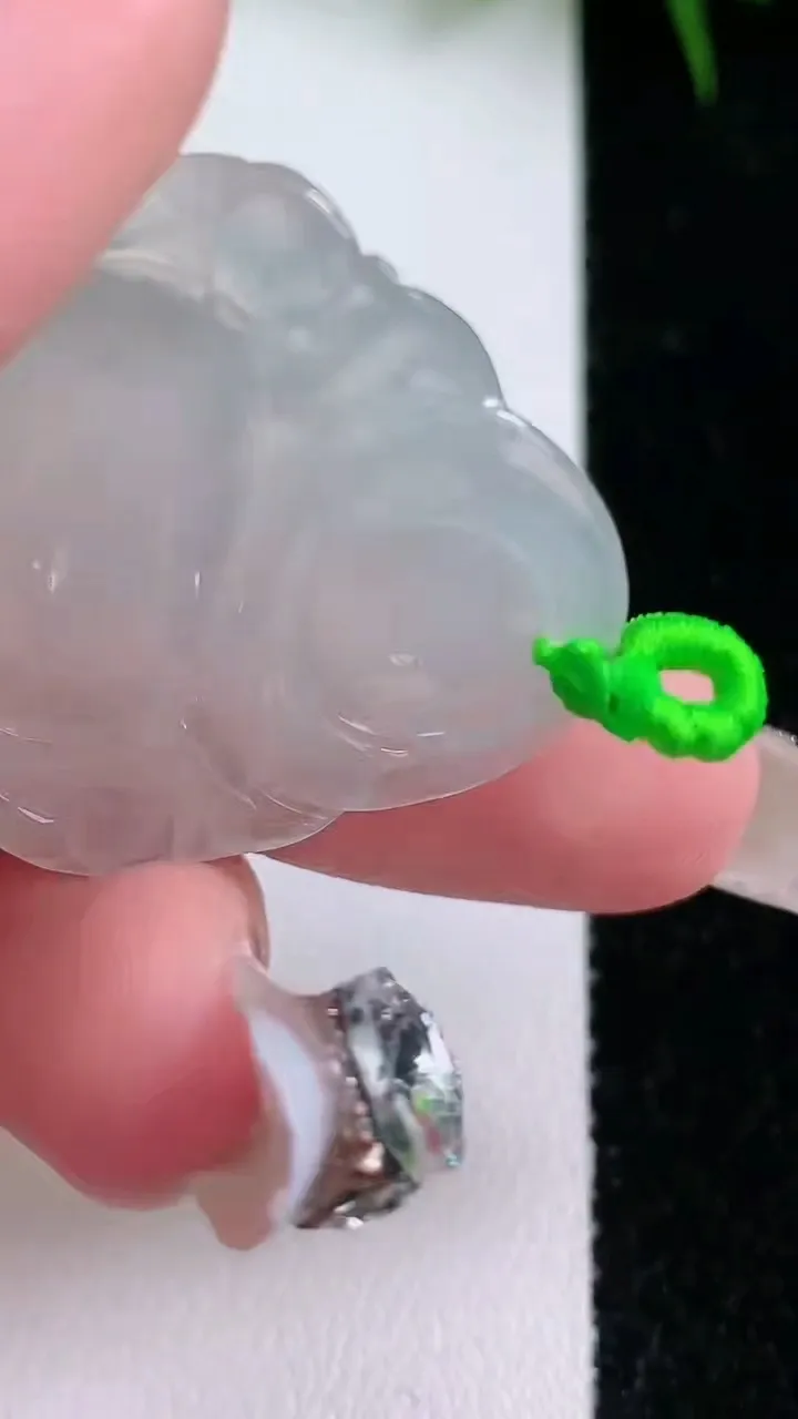 天然A货翡翠佛公吊坠，尺寸29.6-32.7-5.7，重量:8.30g
1月26日