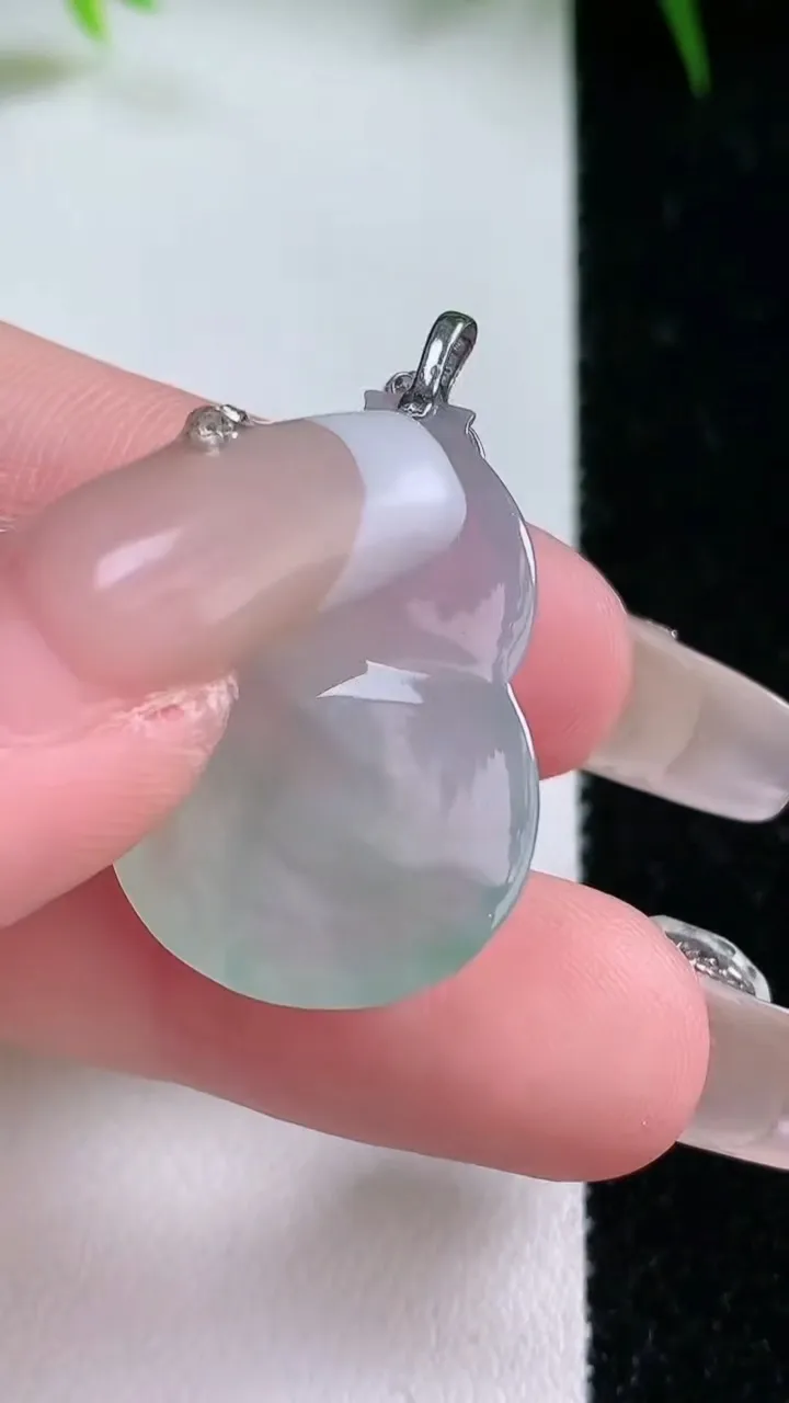 天然A货翡翠葫芦吊坠，尺寸25.3-18.6-5.6，重量:5.05g
1月26日