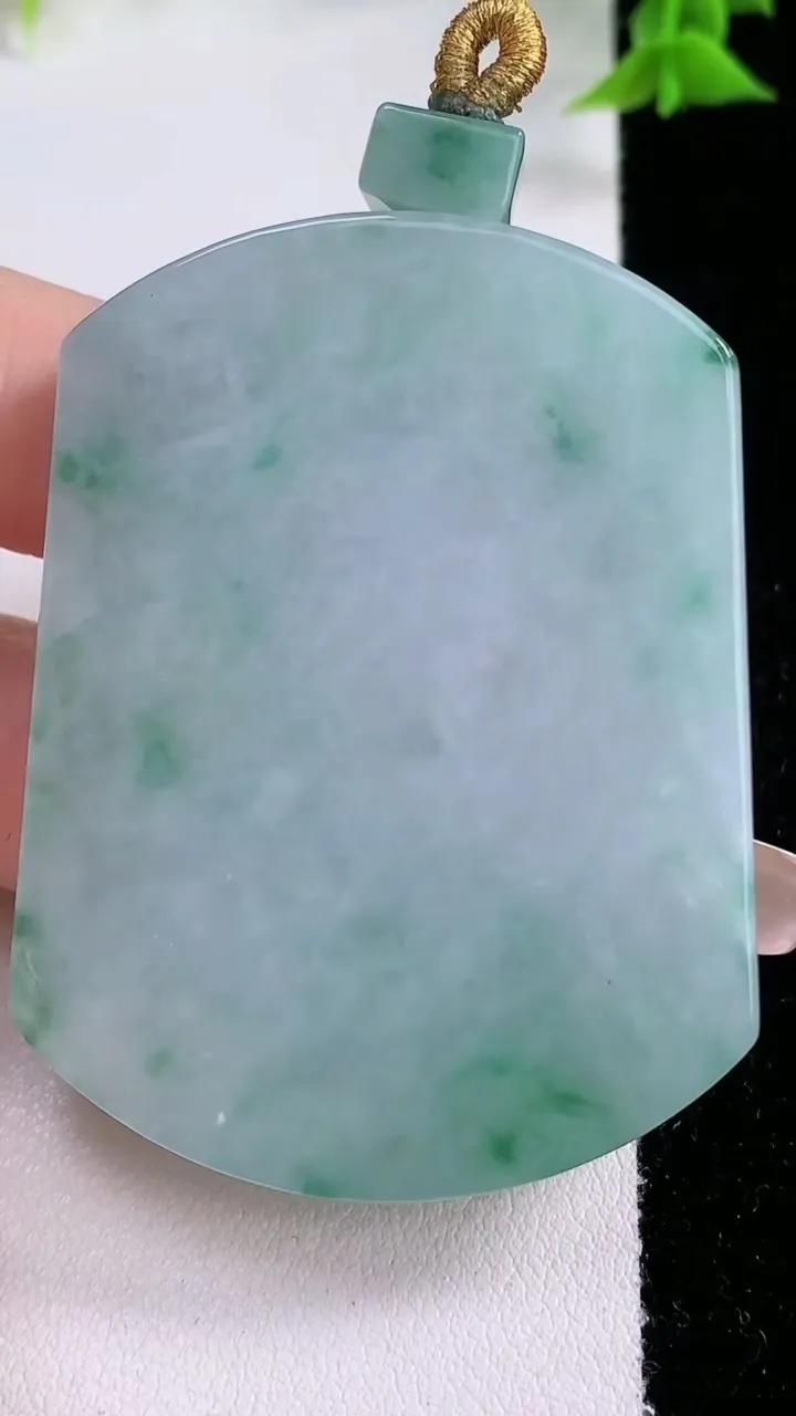 天然A货翡翠飘花无事牌吊坠，尺寸54.3-41.2-6.4，重量:43.77g
1月26日