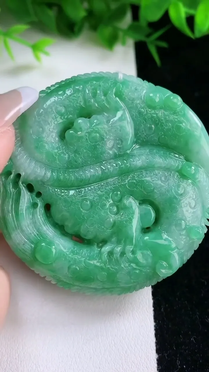 天然A货翡翠龙牌吊坠，尺寸57.3-13.2，重量:84.47g
1月26日