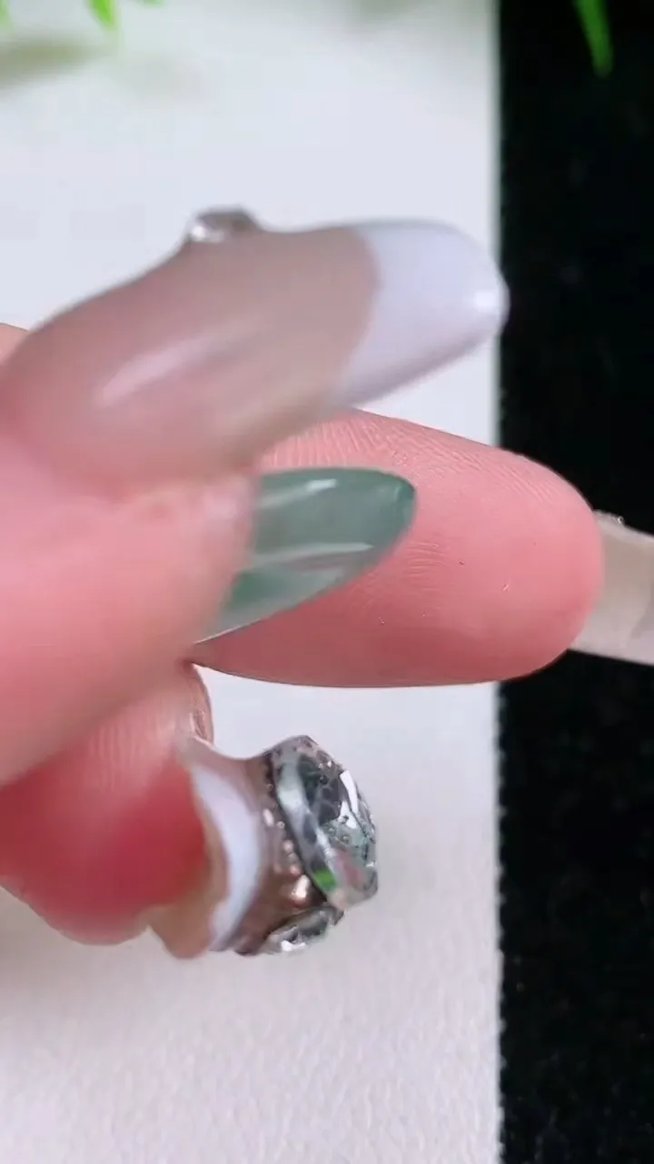 天然A货翡翠飘花平安扣吊坠，尺寸16-3.4，重量:3.08g
1月26日