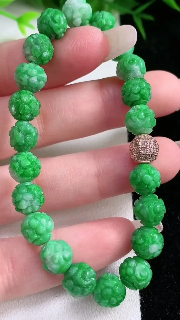天然A货翡翠雕花圆珠手串，尺寸7.8-21颗，重量:16.25g1月26日
工厂直销收藏佳品,种好水