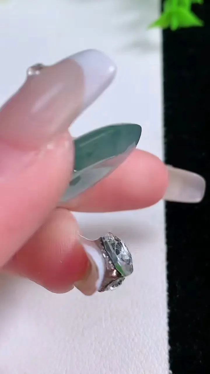 天然A货翡翠冰种飘花平安扣吊坠，尺寸27.6-5，重量:7.52g
1月26日