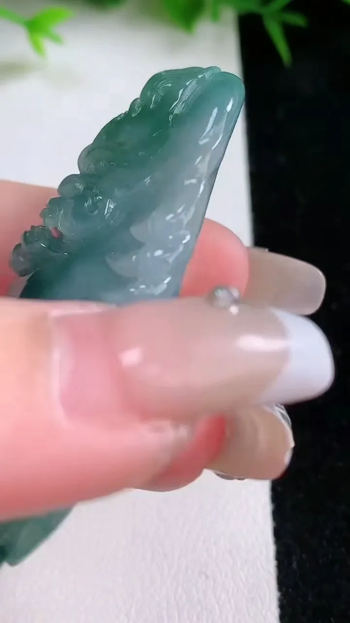 天然A货翡翠飘花龙牌吊坠，尺寸59-25.2-11.8，重量:30.54g
1月26日