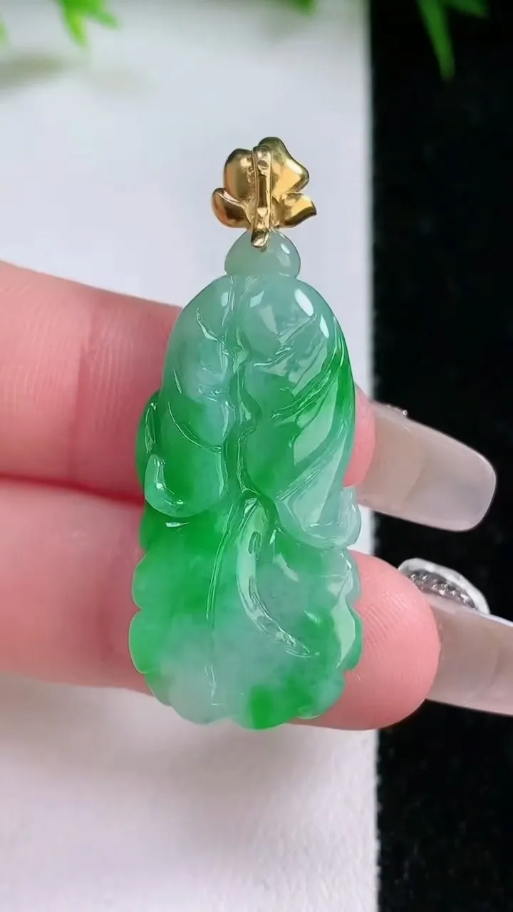 天然A货翡翠白菜吊坠，尺寸32.6-15.4-6，重量:6.31g
1月26日