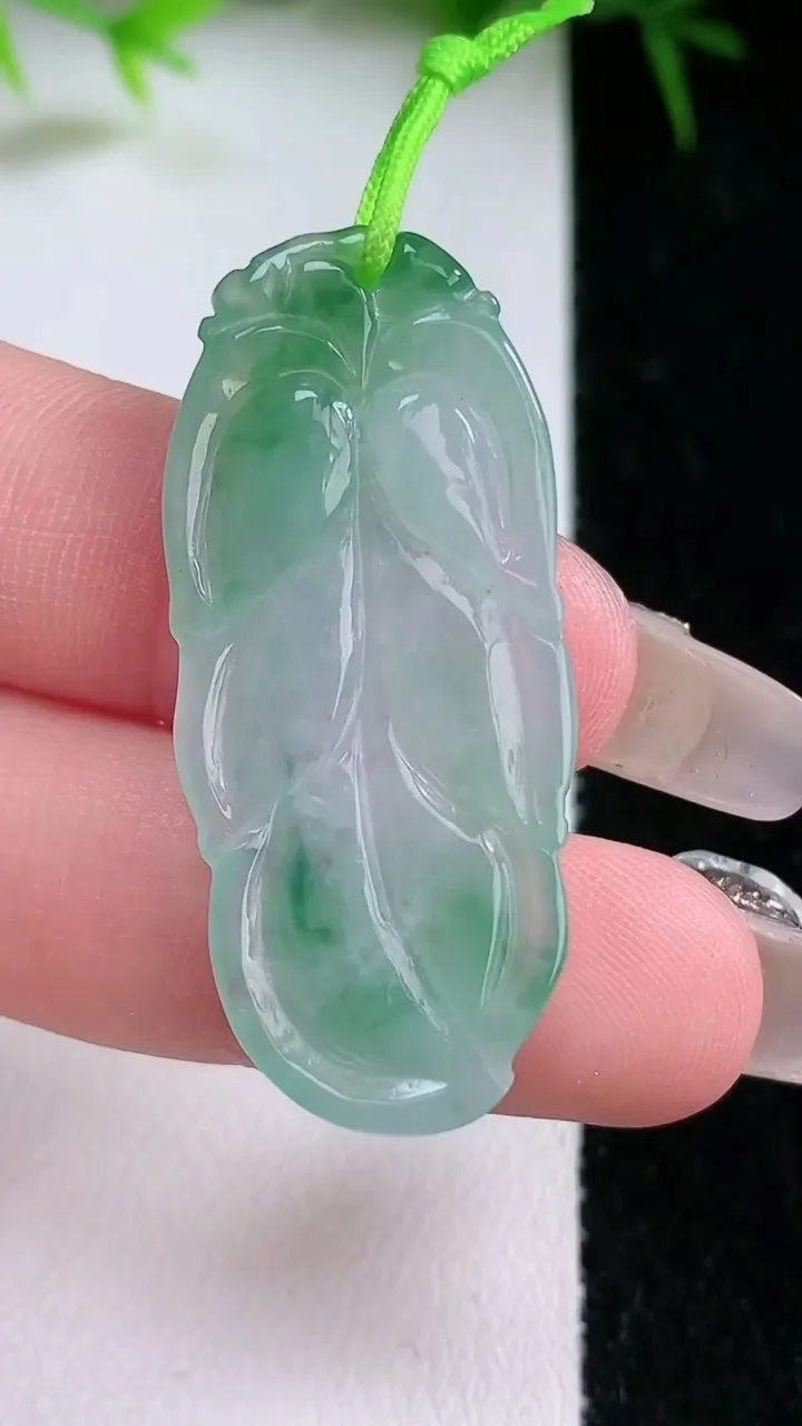 天然A货翡翠金枝玉叶 叶子吊坠，尺寸40.2-17-3，重量:4.60g
1月26日