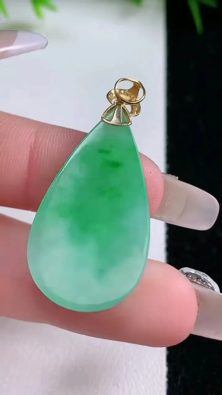 天然A货翡翠水滴吊坠，尺寸29-17.7-5.3，重量:6.14g
1月26日