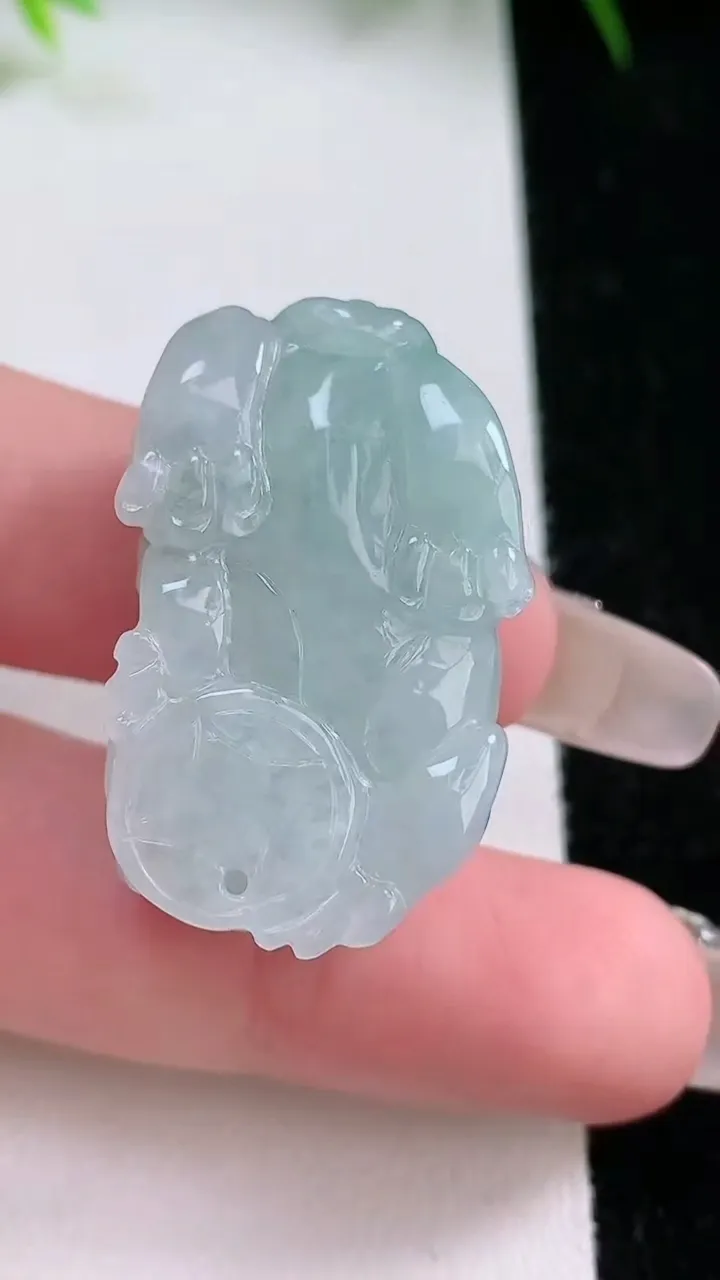 天然A货翡翠霸王貔貅吊坠，尺寸31.7-19.3-12.3，重量:16.77g
1月26日