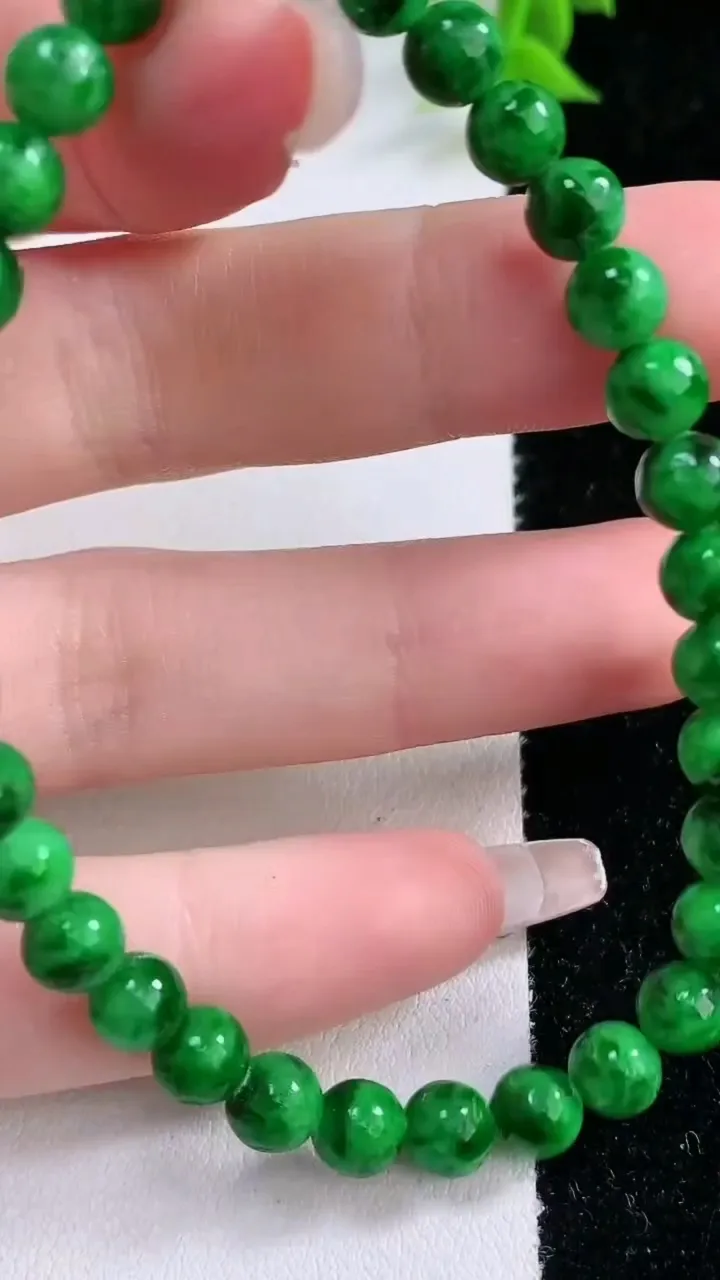 天然A货翡翠圆珠手串，尺寸5.8-33颗，重:11.08g1月26日
工厂直销收藏佳品,种好水足，色泽均匀，有种有色，上手高大气！