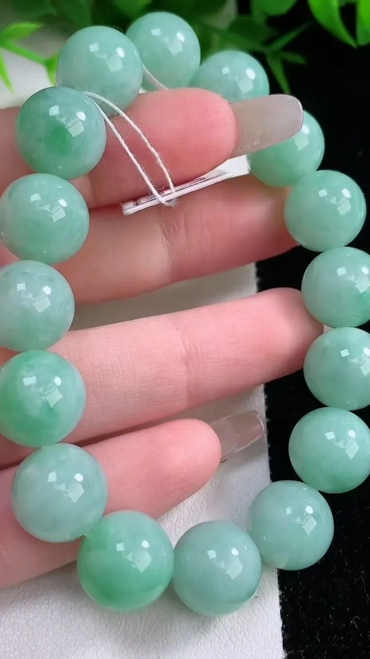 天然A货翡翠圆珠手串，尺寸11.8-16颗，重量:47.55g1月26日
工厂直销收藏佳品,种好水足，色泽均匀，有种有色，上手高大气！