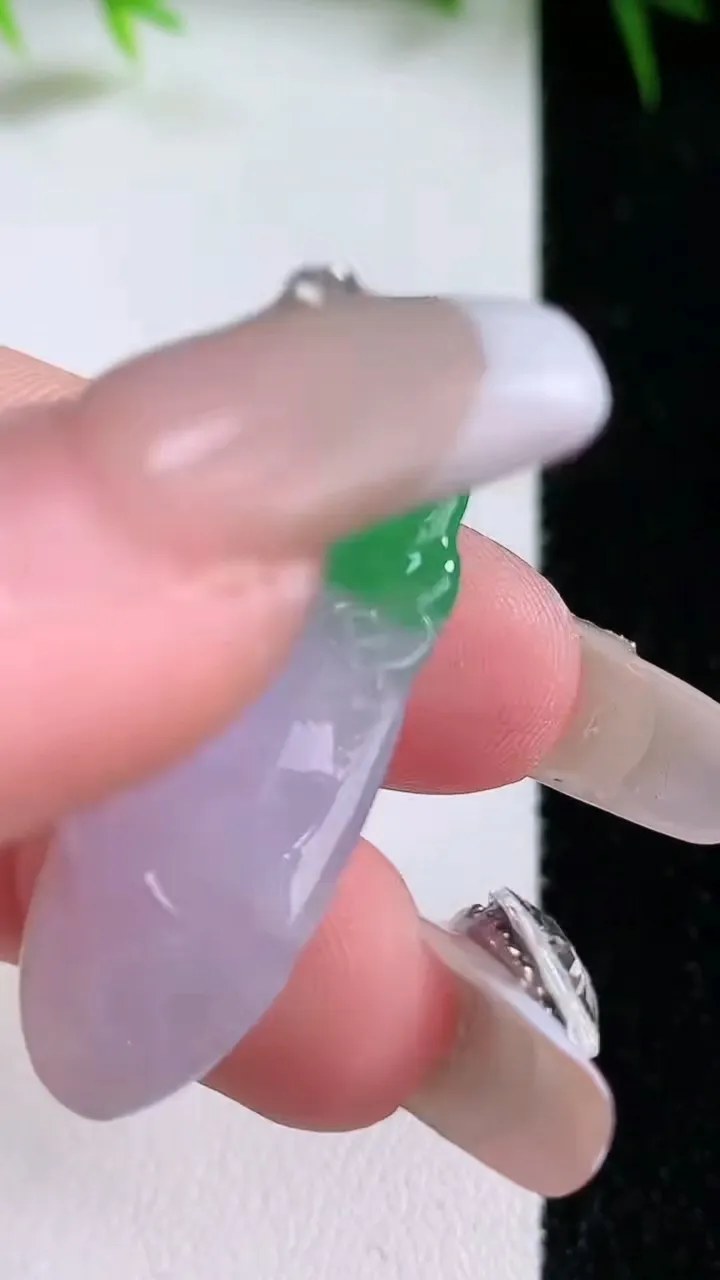 天然A货翡翠18K金春带彩紫罗兰福瓜吊坠，尺寸36.2-14.2-7，重量:6.93g
1月26日