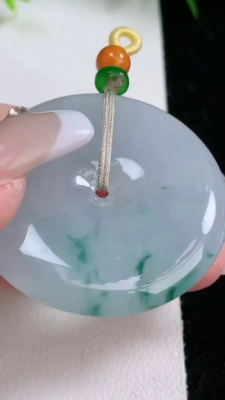 天然A货翡翠飘花平安扣吊坠，尺寸39.6-5.8，重量:21.32g
1月26日