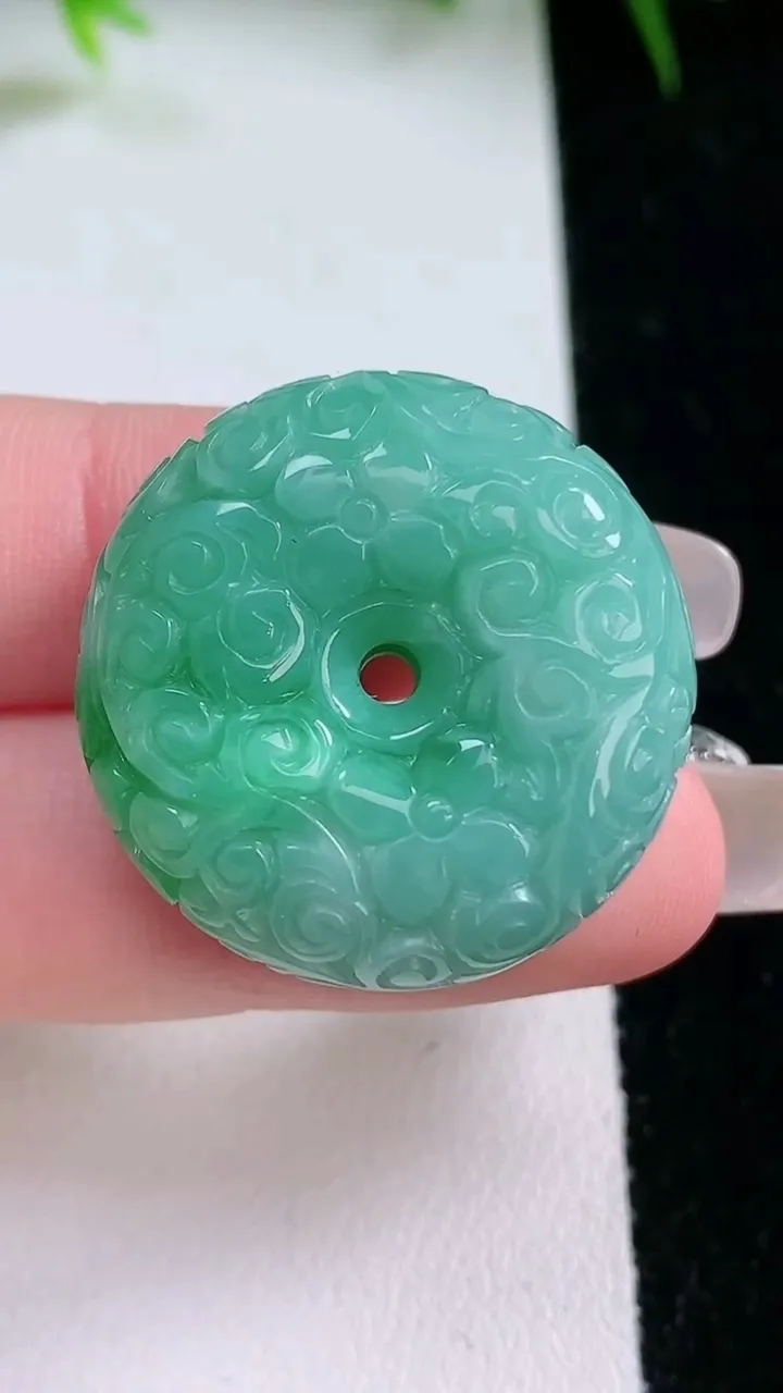 天然A货翡翠雕花路路通平安扣吊坠，尺寸27.2-11.4，重量:18.25g
1月26日