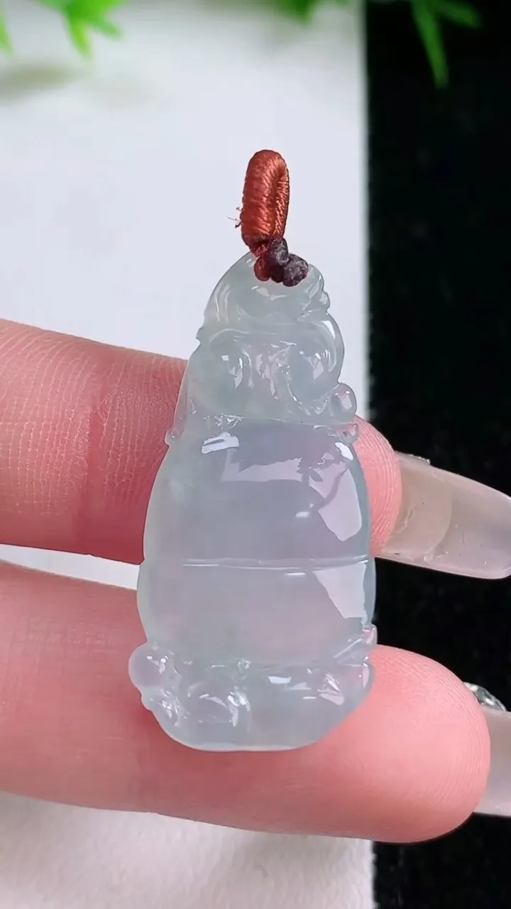 天然A货翡翠葫芦吊坠，尺寸33.7-16-4.7，重量:4.44g
1月26日