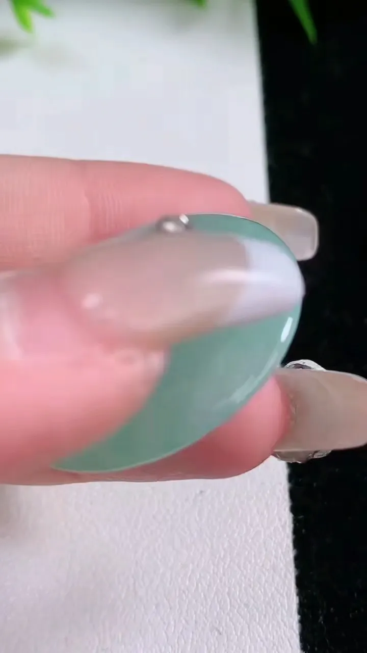 天然A货翡翠飘花平安扣吊坠，尺寸32-4.8，重量:11.11g
1月26日