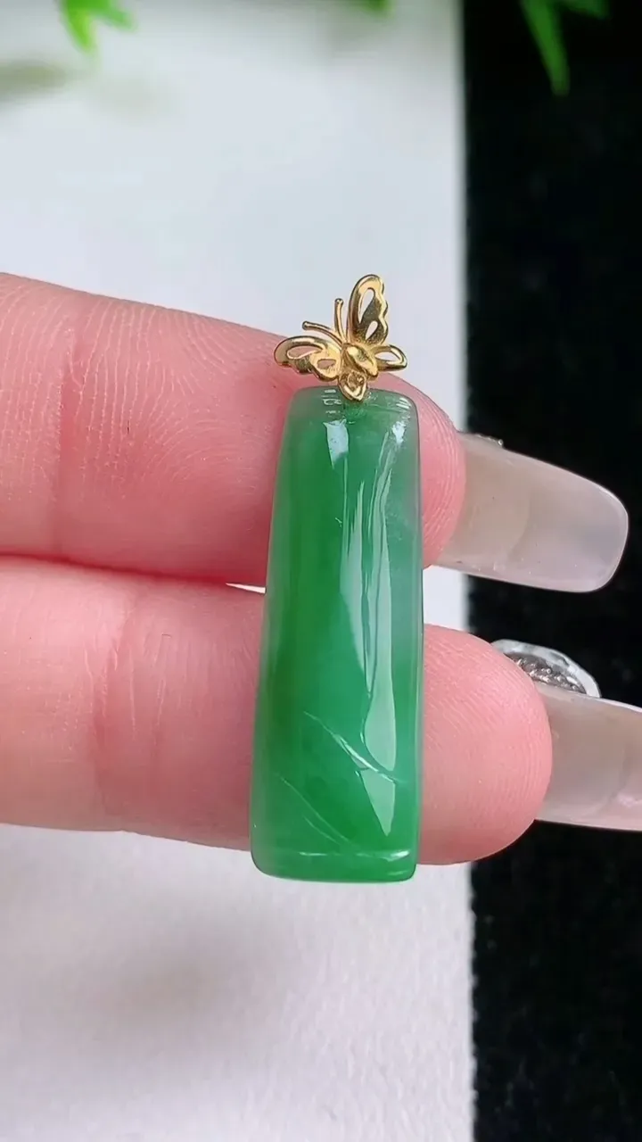 天然A货翡翠节节高升 竹节吊坠，尺寸25.4-9-2.9，重量:1.59g
1月26日