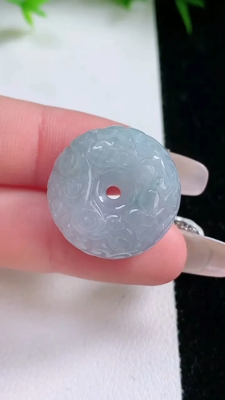 天然A货翡翠紫罗兰雕花路路通吊坠，尺寸22-12.5，重量:12.23g
1月26日