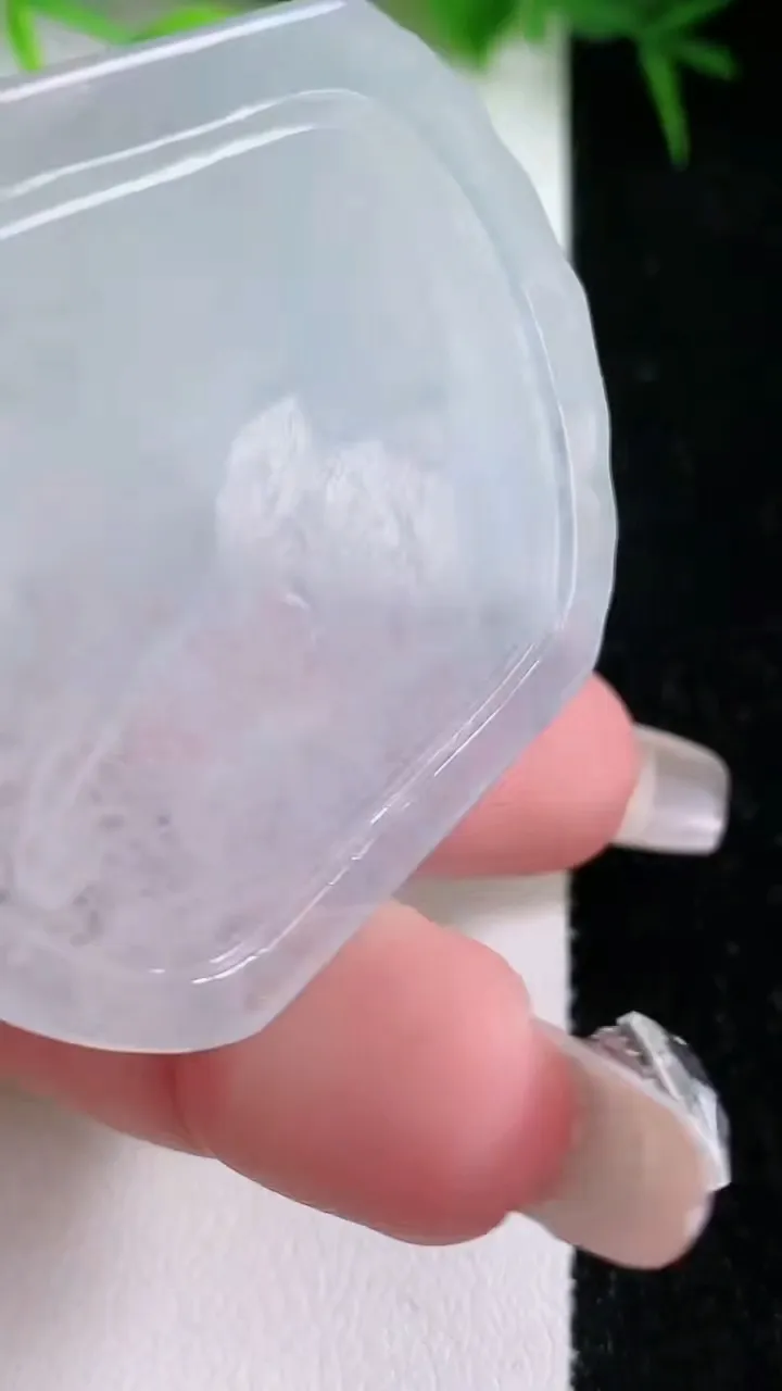 天然A货翡翠生肖虎吊坠，尺寸49.7-42.5-4.6，重量:20.31g
1月26日