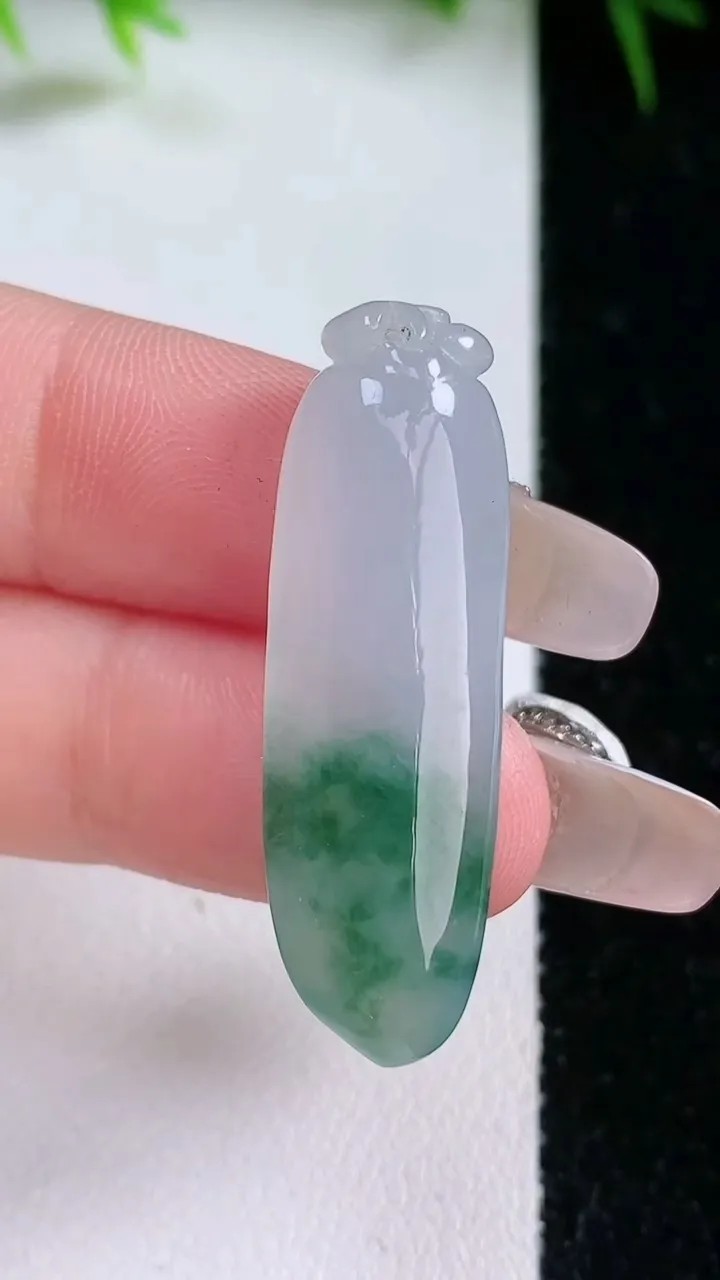 天然A货翡翠飘花福瓜吊坠，尺寸36.8-11.5-5.4，重量:5.00g
1月26日