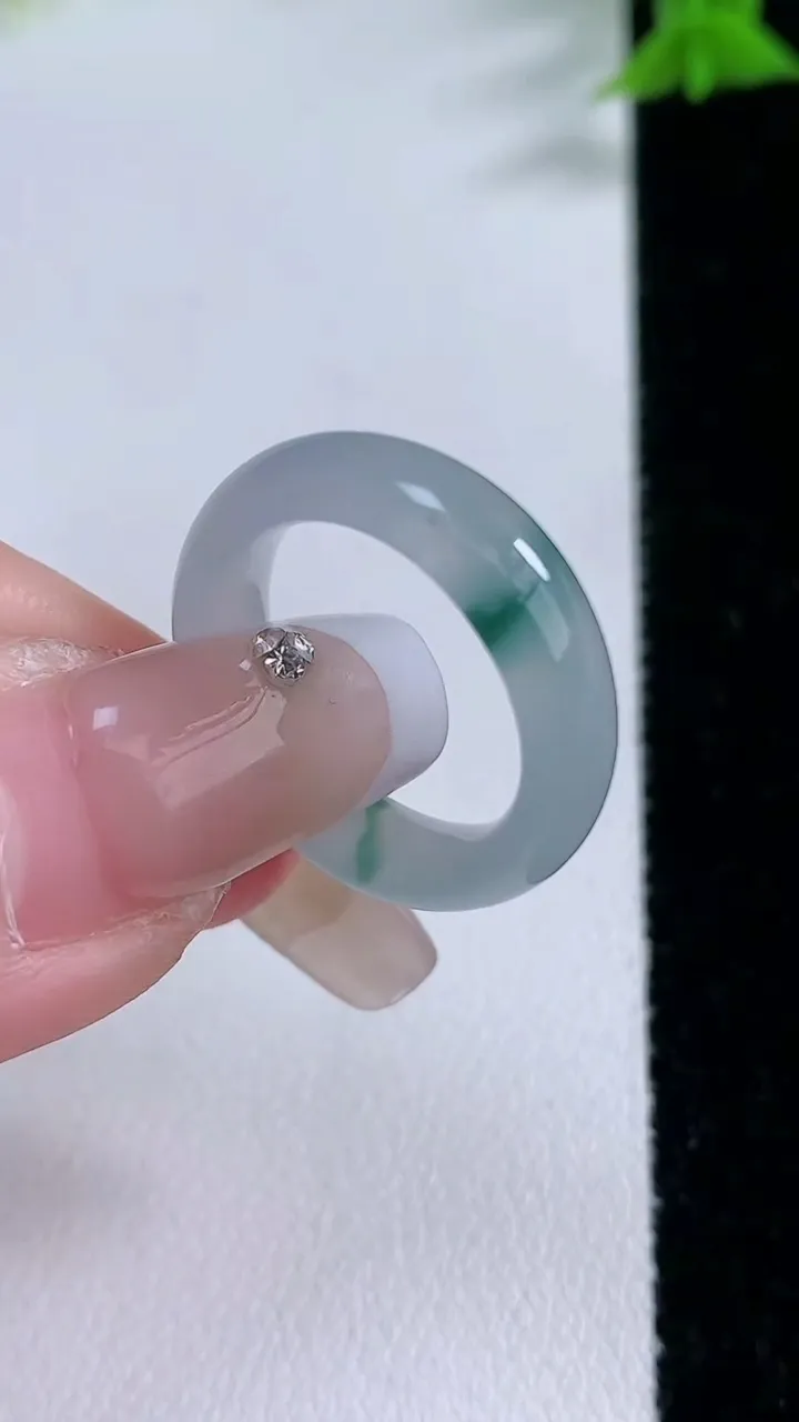 天然A货翡翠冰种飘花指环戒指，尺寸16-5.3-3.2，重量:3.21g2026年1月26日
工厂直