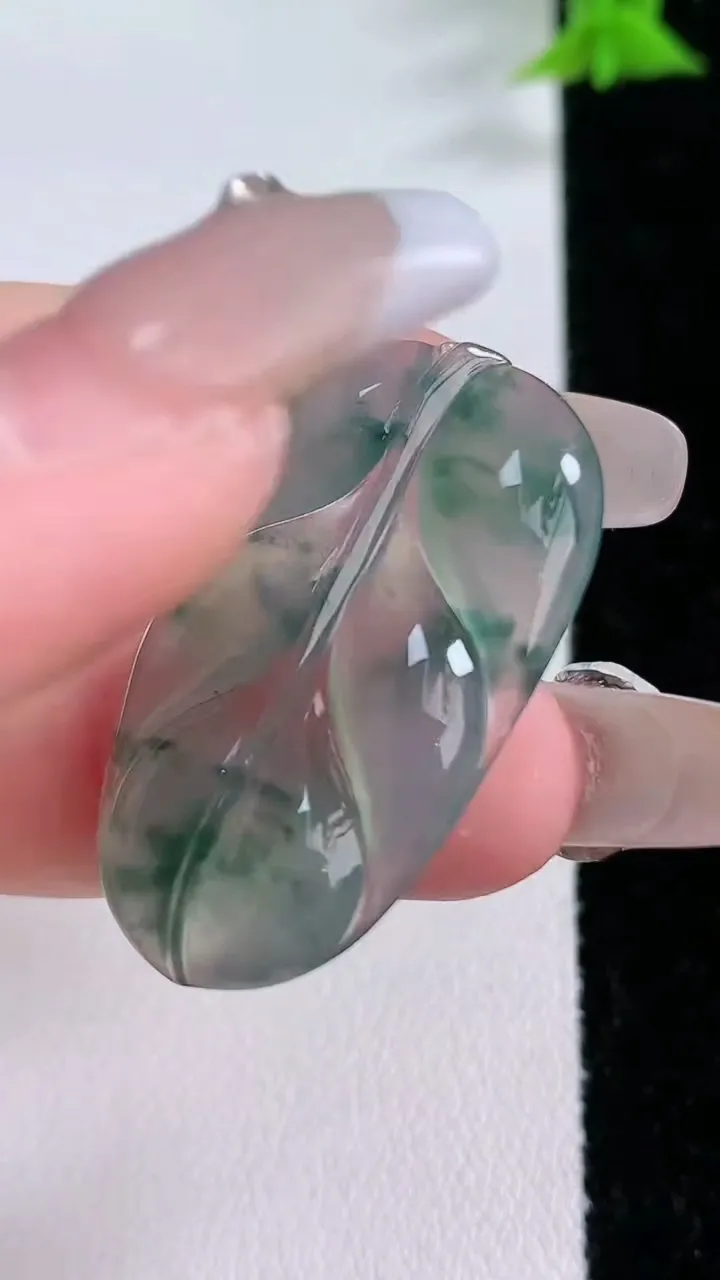 天然A货翡翠冰种飘花金枝玉叶 叶子吊坠，尺寸34-21.4-3.4，重量:4.68g
1月26日