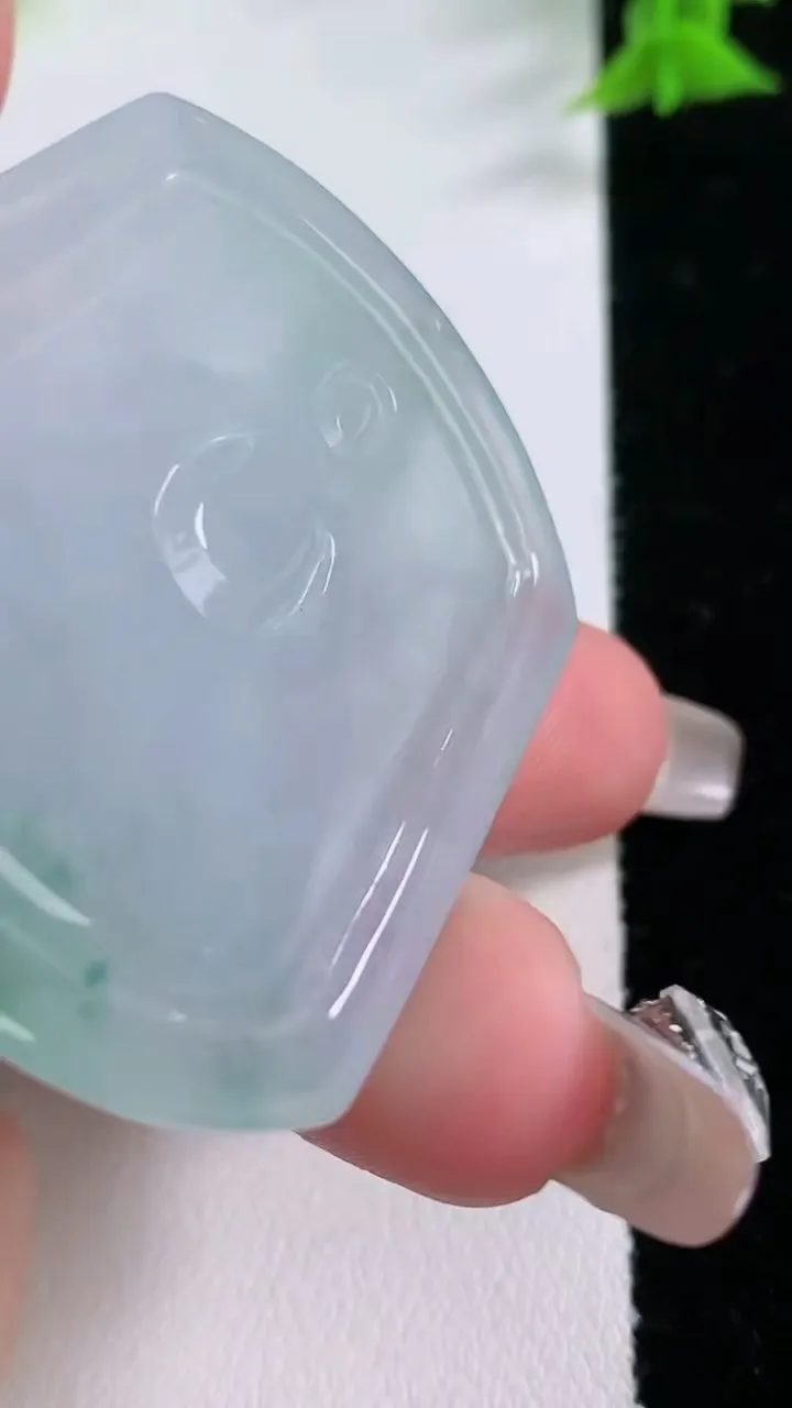 天然A货翡翠冰种飘花观音菩萨吊坠，尺寸48.6-38.6-5，重量:21.94g
1月26日