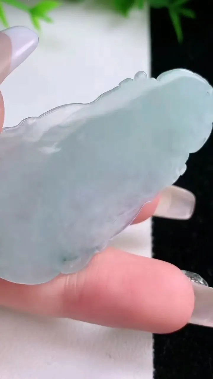 天然A货翡翠飘花观音头吊坠，尺寸54-30.4-5.3，重量:15.11g
1月26日