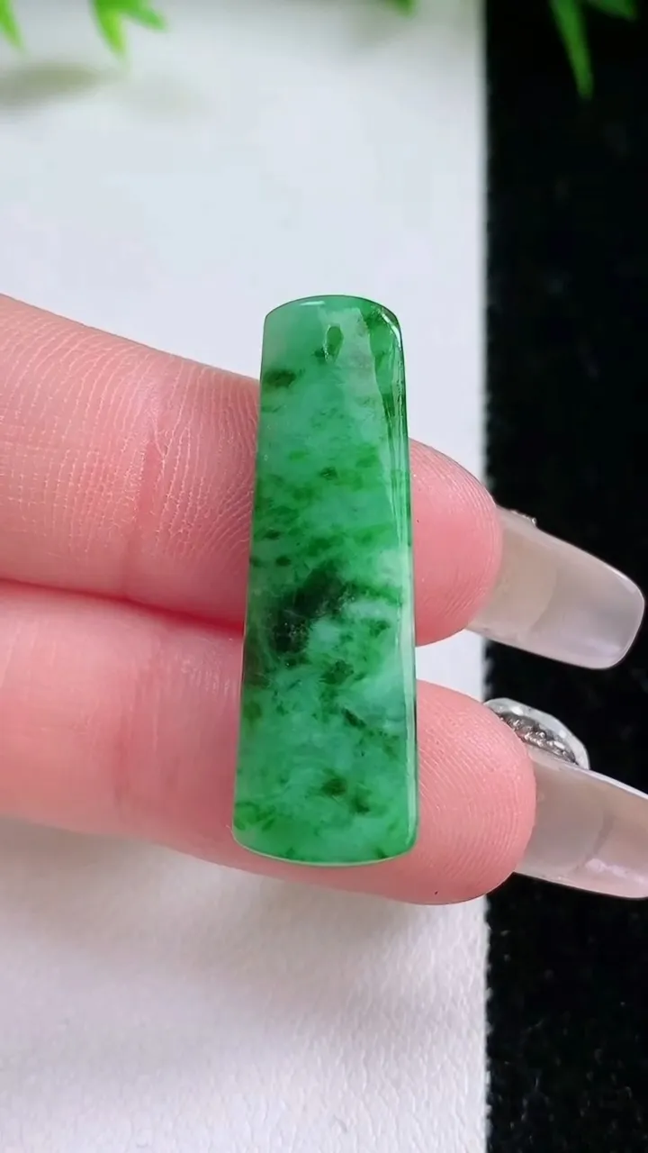 天然A货翡翠无事牌镶嵌件，尺寸31.8-10-4.6，重量:3.14g
1月26日