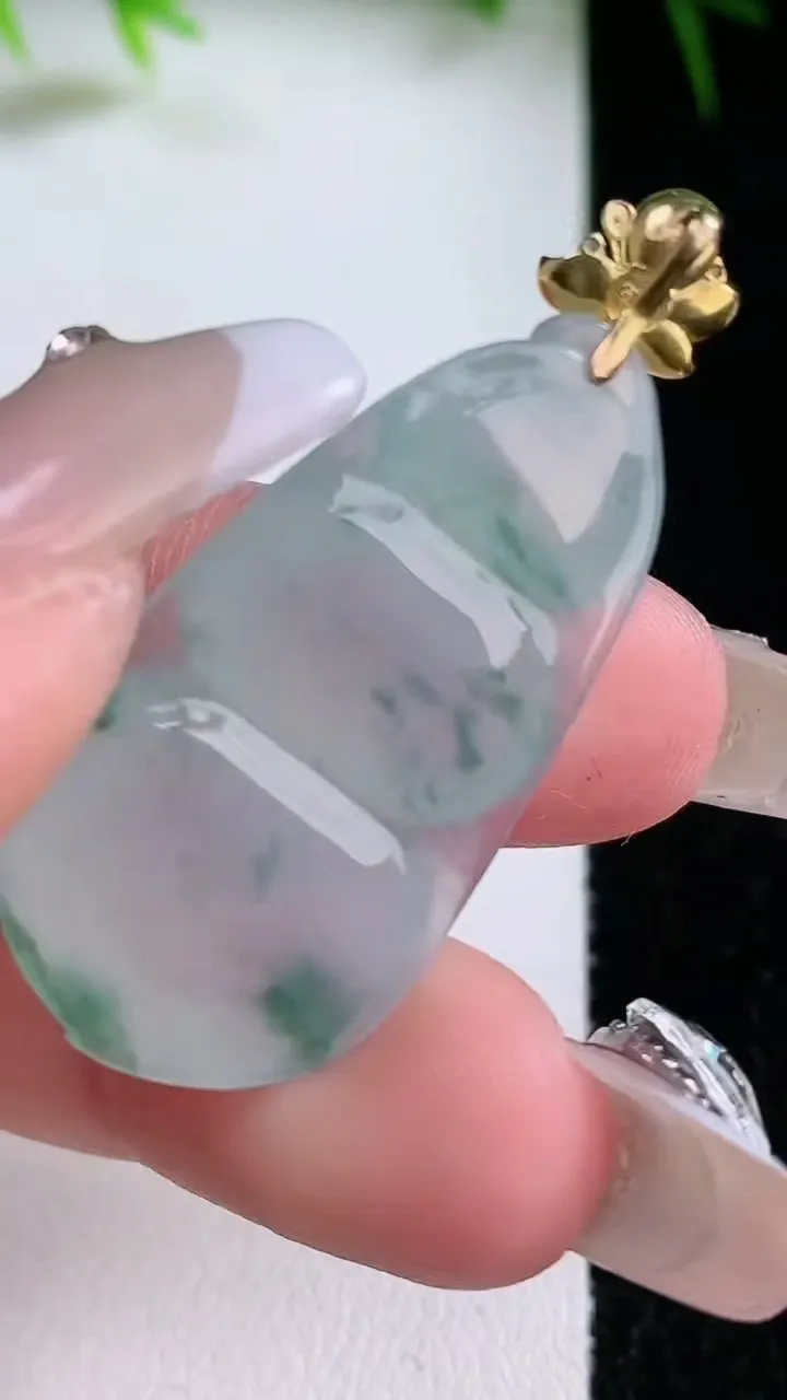 天然A货翡翠种飘花福豆吊坠，尺寸32-18-6.8，重量:6.63g
1月26日