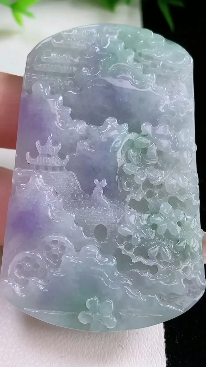 天然A货翡翠牌吊坠，尺寸51.7-39.2-6.3，重量:37.39g
1月26日