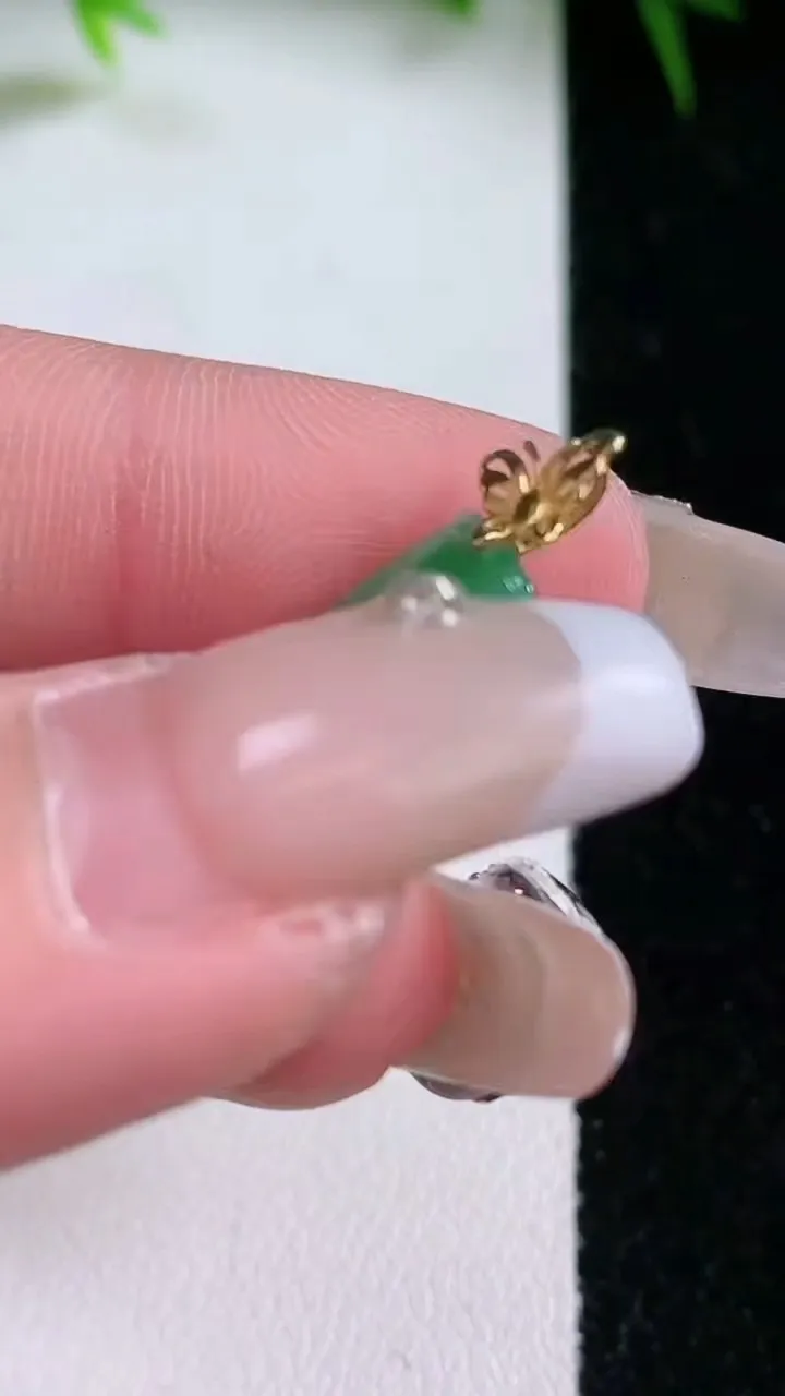 天然A货翡翠节节高升 竹节吊坠，尺寸25.4-9-2.9，重量:1.59g
1月26日