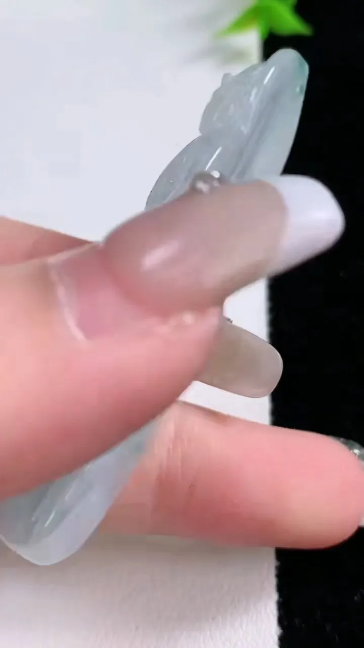 天然A货翡翠冰种飘花观音菩萨吊坠，尺寸60-23.5-11.8，重:17.51g
1月26日