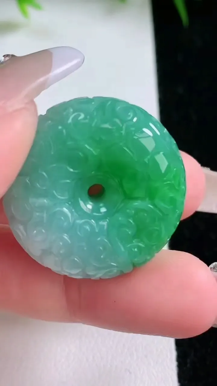 天然A货翡翠雕花路路通平安扣吊坠，尺寸27.2-11.4，重量:18.25g
1月26日