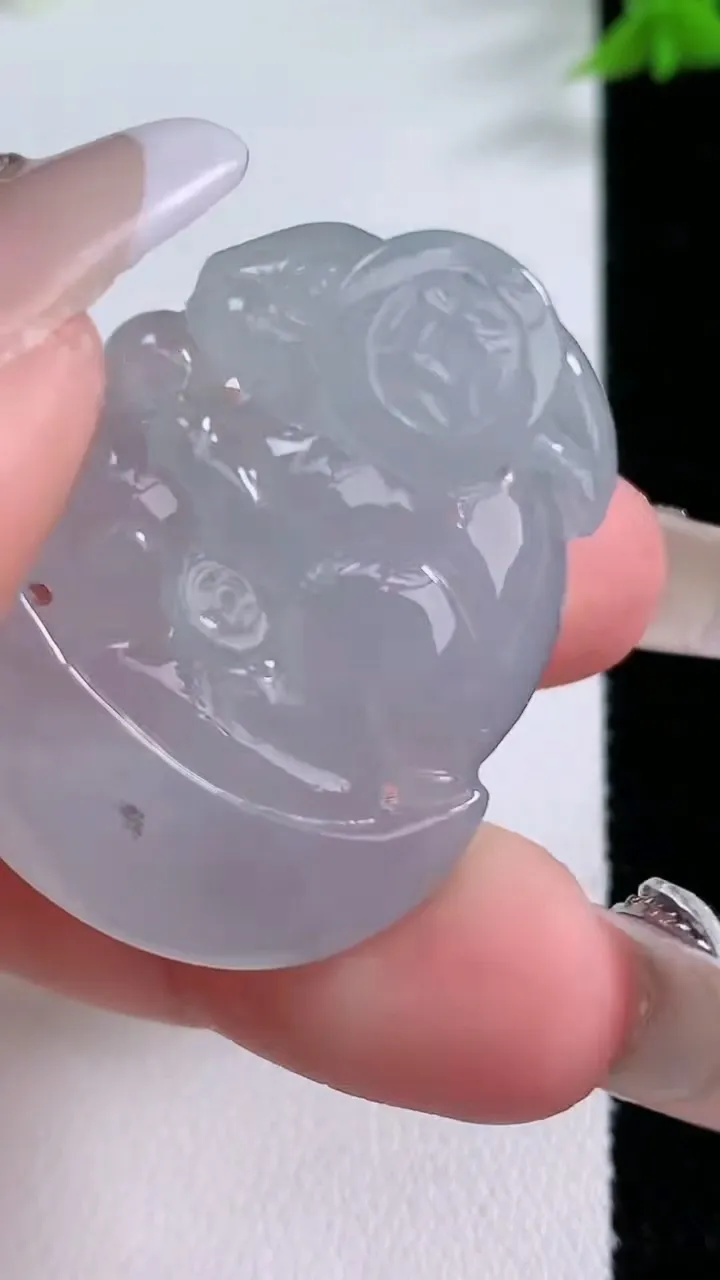 天然A货翡翠生肖兔吊坠，尺寸34.2-26.7-9.6，重量:18.50g
1月26日