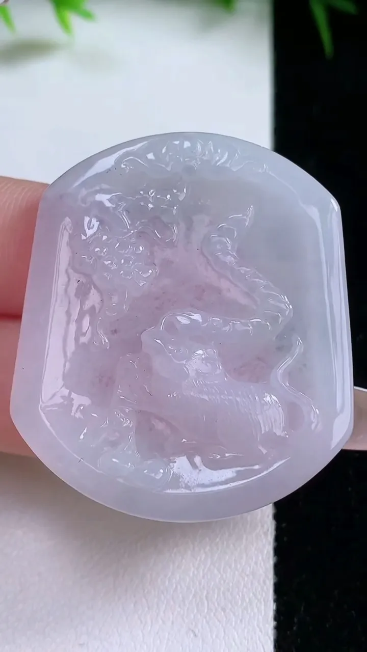 天然A货翡翠紫罗兰生肖鼠吊坠，尺寸41.7-35.6-4.8，重量:12.41g
1月26日